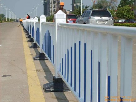 道路護(hù)欄怎么賣的？多少錢？